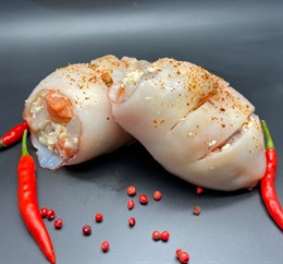 Кальмар фаршированный лососем, тигровой креветкой, гребешком, сыром и тайскими специями  (упаковка 390-970гр) цена за кг